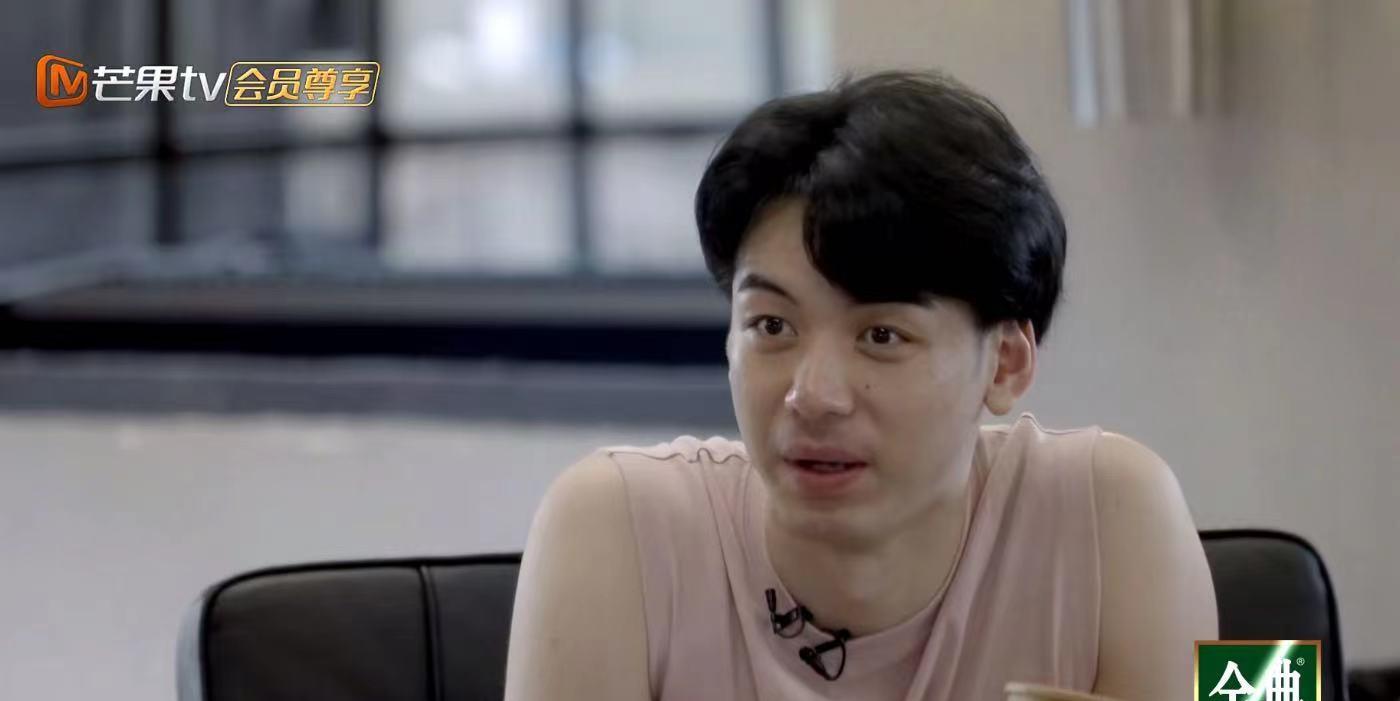 MARRY|黄贯中和张淇教刘迦弹吉他，和杨洋并称军艺双子的刘迦，为人低调