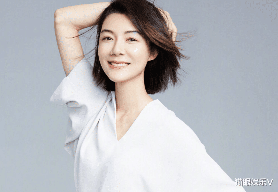 车晓|车晓为直播控制饮食，低领露出胸前大片美肌，瘦到看见肋骨形状