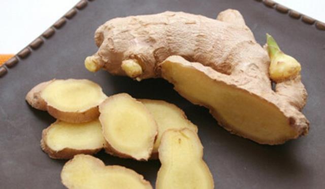 睡眠|睡前在脚底抹点生姜汁，一星期后，身体或会有三个“喜人”的变化