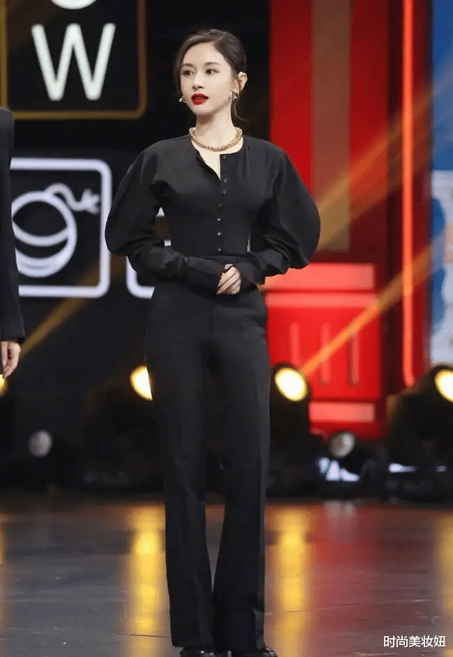 王子文|王子文换发型像换了人，粉色连衣裙配一刀切短发，差点认不出