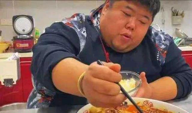 减脂|拥有百万粉丝的“胖猴仔”，体重高达530斤，父母却表示很支持？