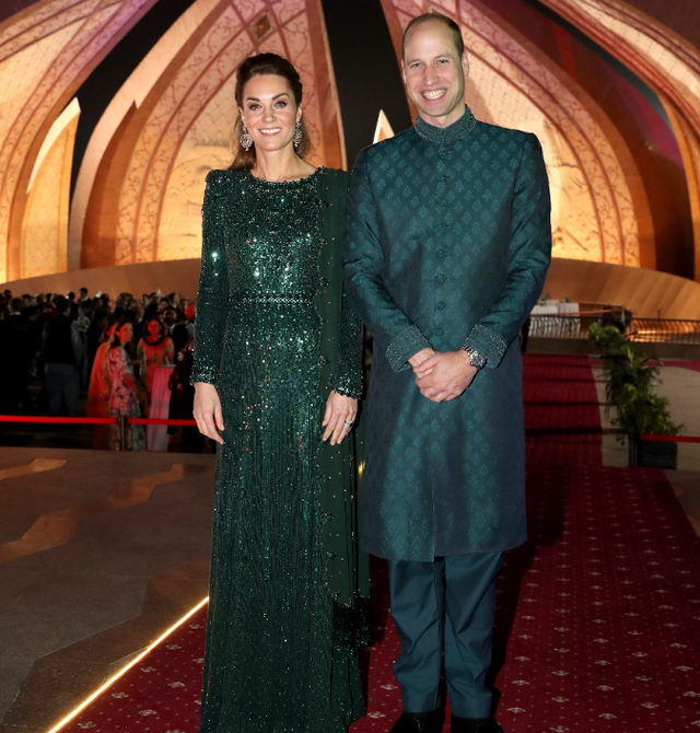 护肤 凯特时隔三年穿“旧裙”，换款发型更迷人，曾撞衫堂妹也不输贵气