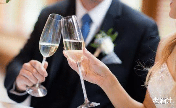 前台|公司前台小妹去应酬，事后立马升职加薪！