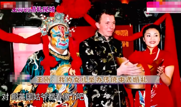 王刚|王刚混血外孙女学狗叫!被爱犬亲脸感情太好,一头金发浓眉大眼