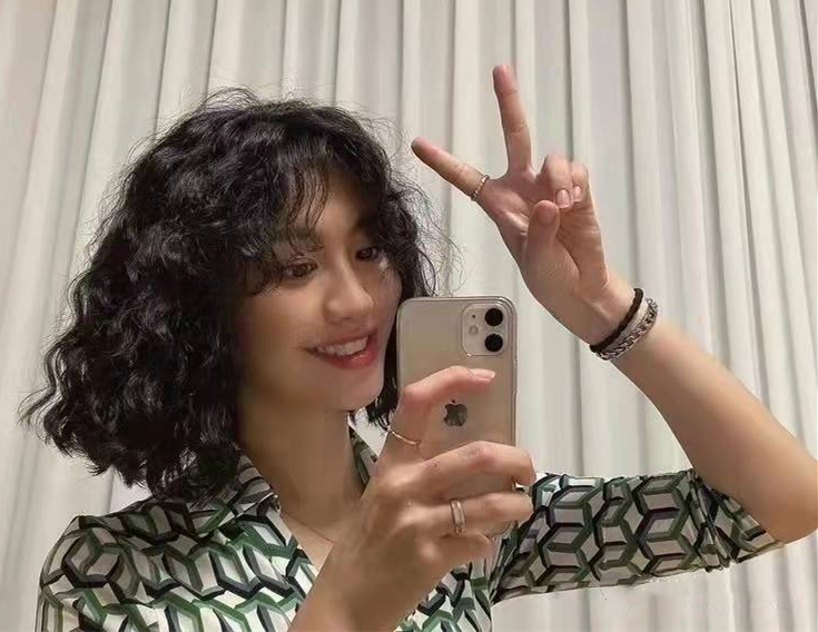 湿疹 女人过了50岁尽量别留短卷发，推荐9款港风卷发，时髦大气又减龄