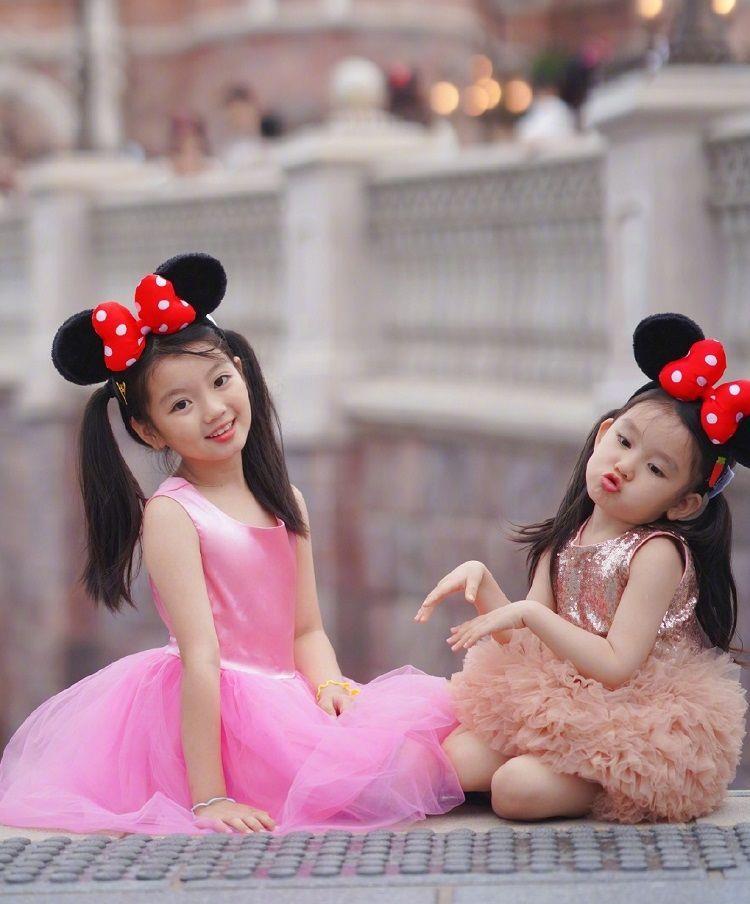 阿拉蕾|9岁阿拉蕾晒近照,和妹妹一起拍照很可爱,姐妹们好像共用一张脸