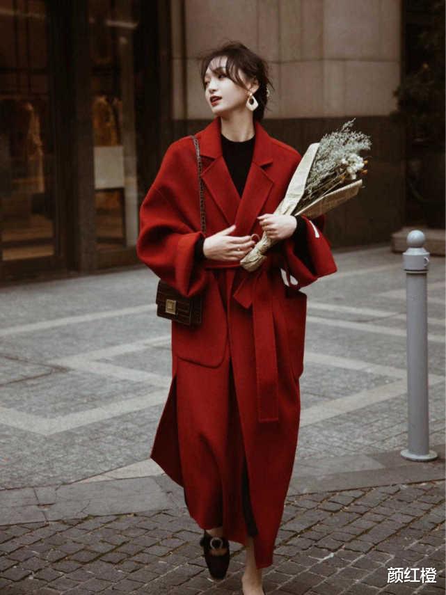 颜红橙 秋冬，穿“红色”大衣更高级，内搭毛衣针织高贵又优雅，漂亮大气