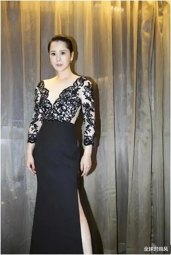 穿衣搭配|44岁海清好时髦 亮片礼服深V“吸睛”短发更加迷人