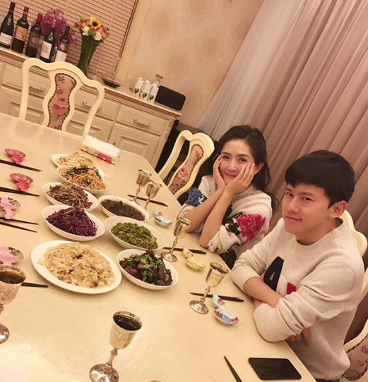 十万个家居为什么|佟大为晒出自己的家，夏天还用葵扇来乘凉，这生活也太勤俭了