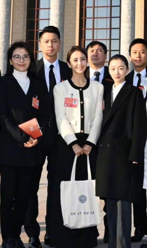 林青霞|佟丽娅和刘涛同框，两人气质不相上下，丫丫凭白色小香风成功抢镜