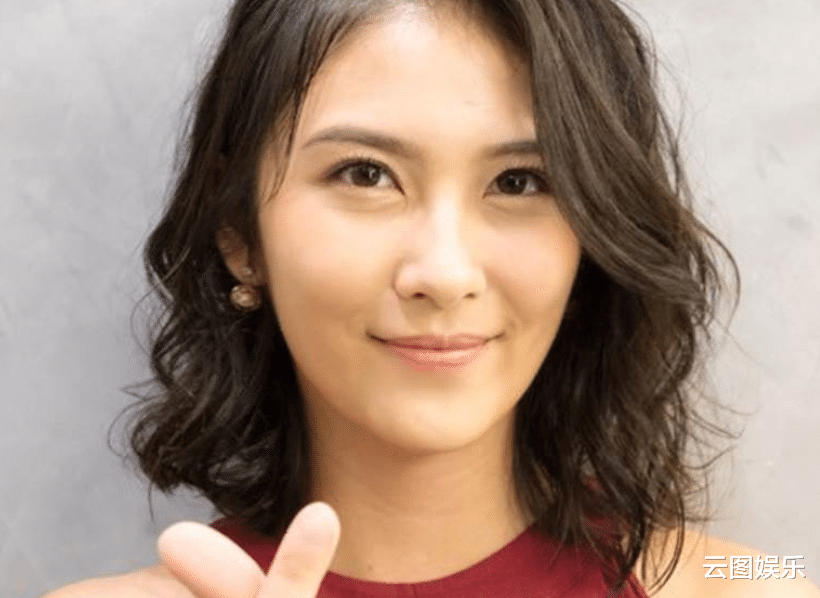 威廉|36岁男星求婚成功!跪地送钻戒太浪漫,CEO女友穿婚纱感动大哭