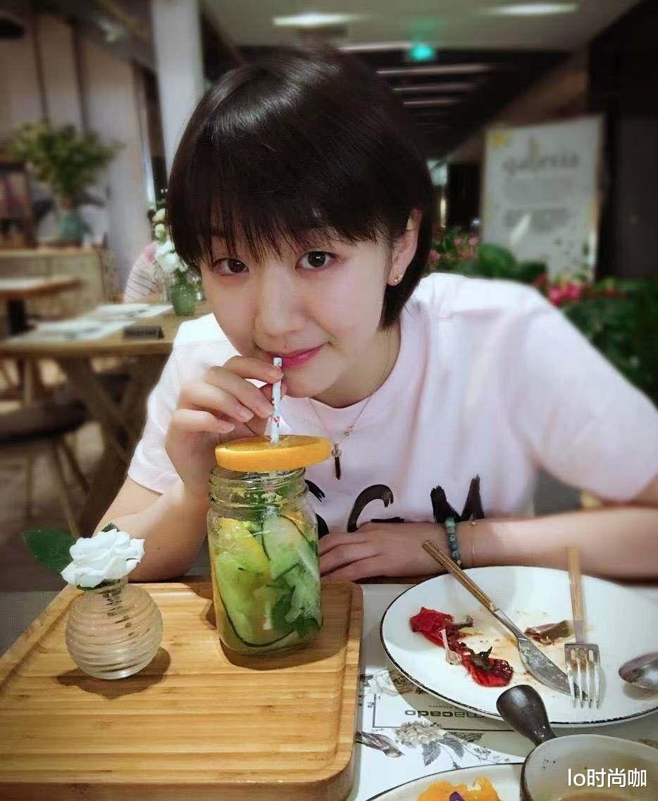 lo时尚咖|陈梦不愧是影帝黄晓明的表妹，赛场英勇夺冠，私下穿白T也迷人