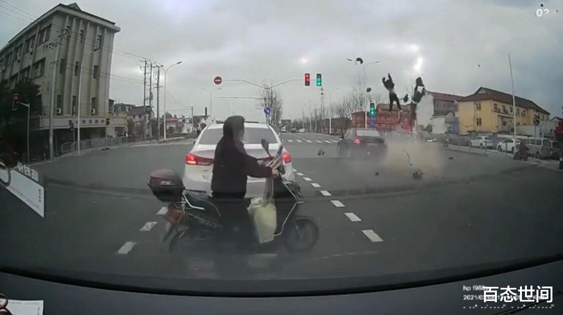 百态世间 骑摩托车老夫妻穿过转弯待行车流闯红灯被撞飞，吓退尾随骑行大妈