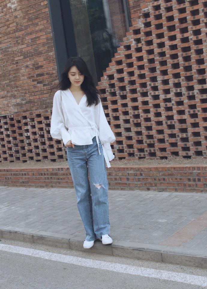 长脖子爸比说|白衬衫搭配破洞裤,赵今麦美貌如花,粉丝:好像跟她谈恋爱!