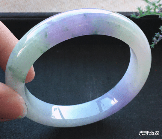 翡翠手镯|当初12800元的春带彩翡翠手镯，竟然只价值百元？有色抛光粉的“真面目”该怎么破？