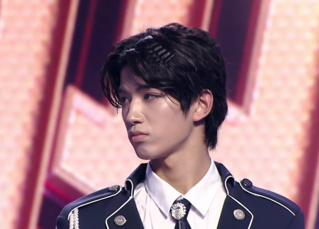 蔡正杰|21岁“男爱豆”转行当收银员,揭开职场的残酷真相:不出众就出局