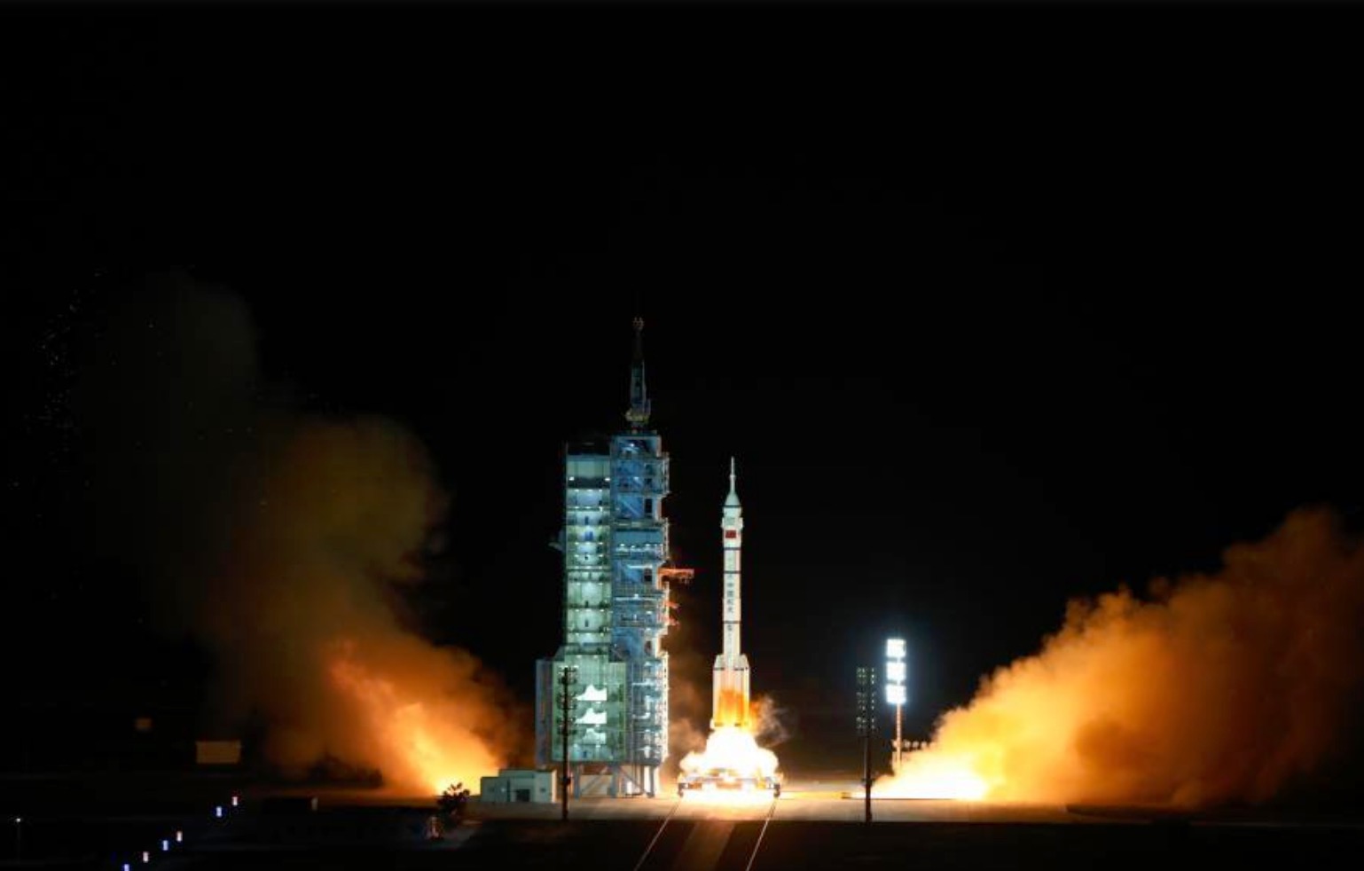 机动战士高达|神舟十三号发射成功！或许40年前的《高达》已经预测了我们的未来