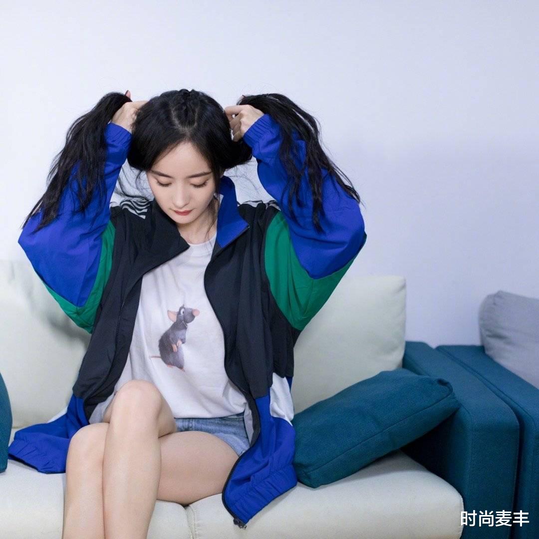 时尚麦丰|杨幂演唱会私服穿搭来袭，拼色卫衣玩下衣失踪，腿好抢镜