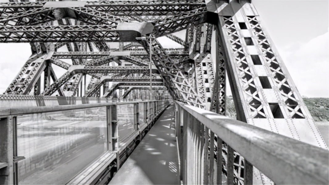 君武军事 大桥作业时突然坍塌，上万吨钢筋猛然砸下，75人当场丧命