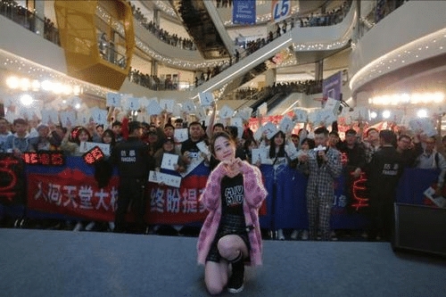 冯提莫|娱乐圈有多难混？她上节目被摸大腿，不反抗只能尴尬赔笑