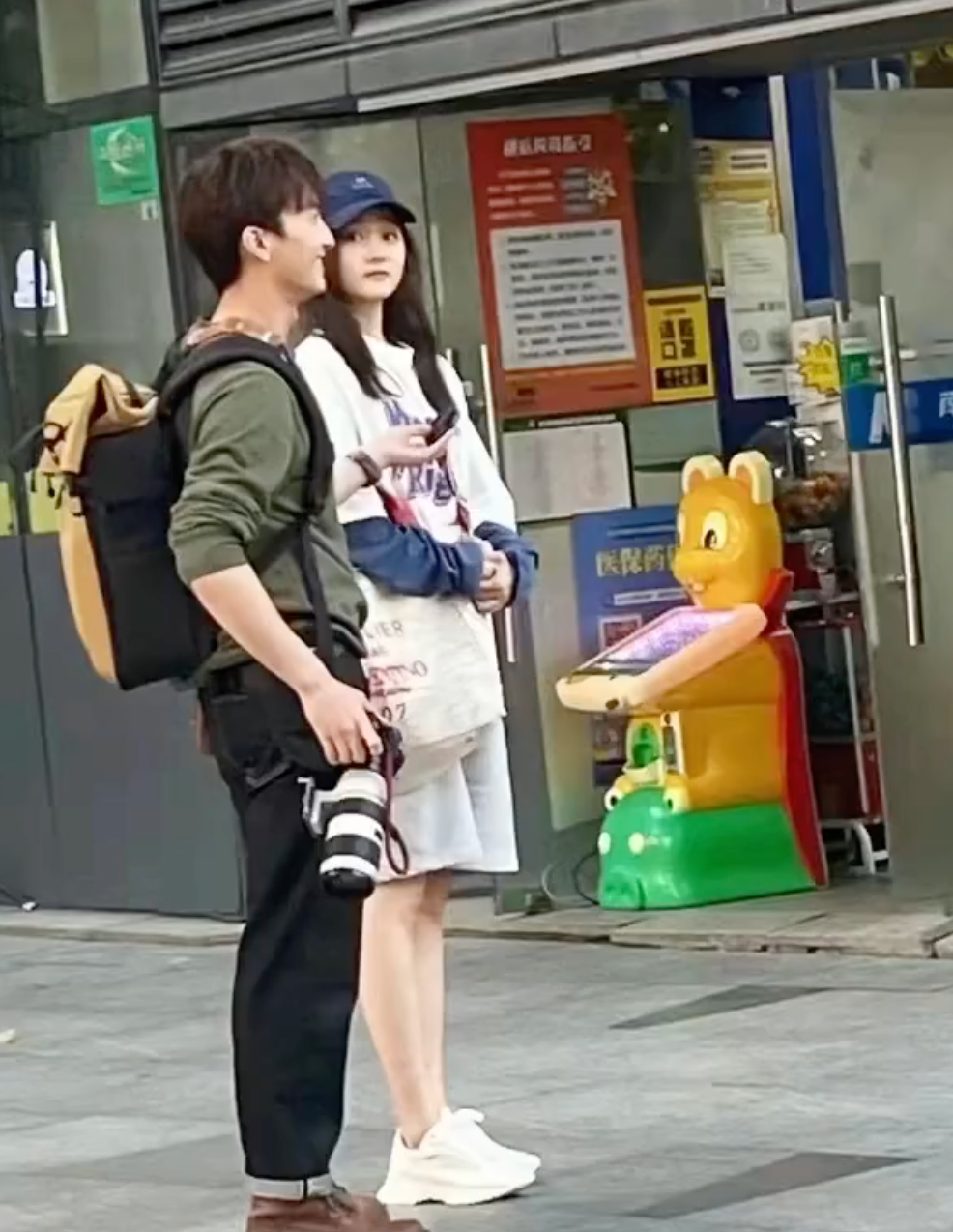 都美竹|?关晓彤街头拍戏被偶遇！一双大长腿纤细白皙，穿平底鞋与男方等高