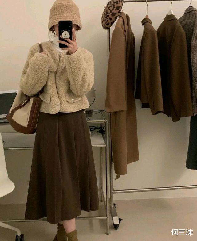 何三沫 秋冬穿搭可以选择毛茸茸的外套,会搭配的话很好看,让人难以抗拒