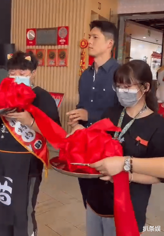 吴永恩|吴永恩现身新店开业典礼，剪彩环节细节暴露修养，王子文捡到宝了