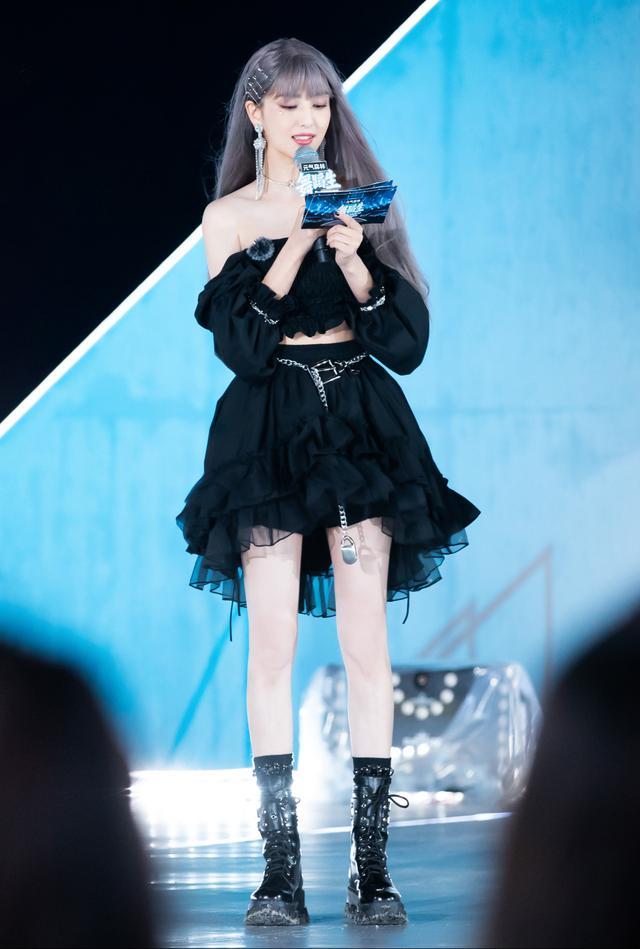 旗袍公馆 佟丽娅“女团造型”上热搜,穿蓬蓬裙染紫发,这也太惊艳了吧