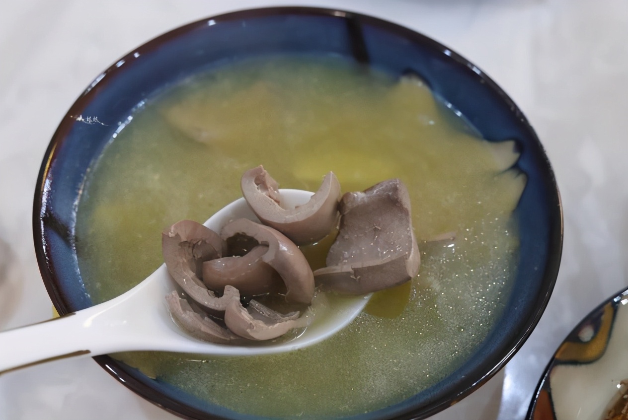 尿酸|39岁男子戒肉一年,尿酸仍高达870,肾脏“报废”,医生:2种水是祸根