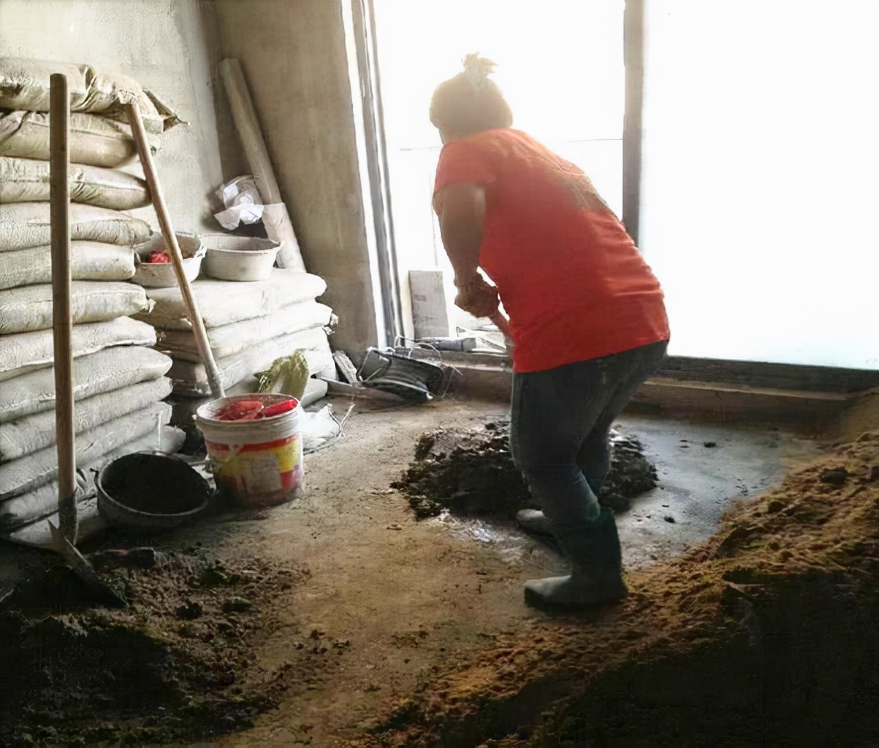 粉墙抹灰中掺了“砂浆王”就是在“毁墙、毁瓷砖”,这是真的吗?