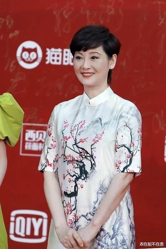 徐帆|54岁徐帆的自然老去很优雅，穿旗袍典雅高贵，冯小刚的眼光可真毒