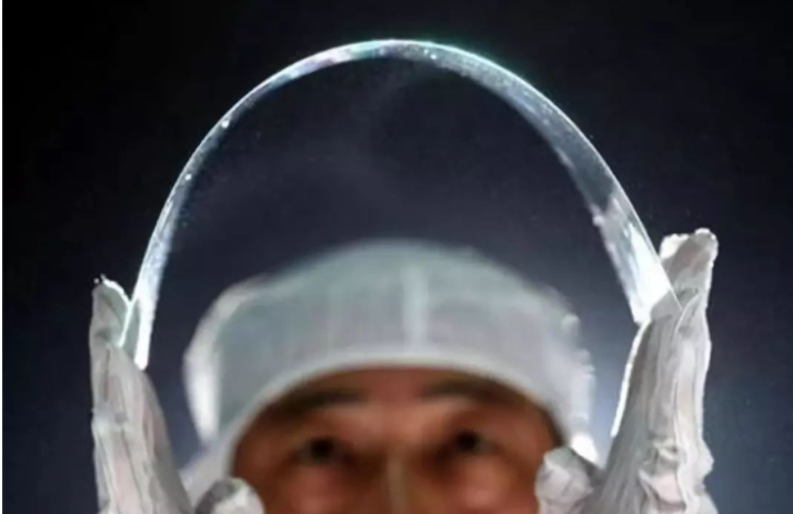 |能像A4纸一样弯折？中国超薄玻璃问世，轿车都撞不碎！西方想买断