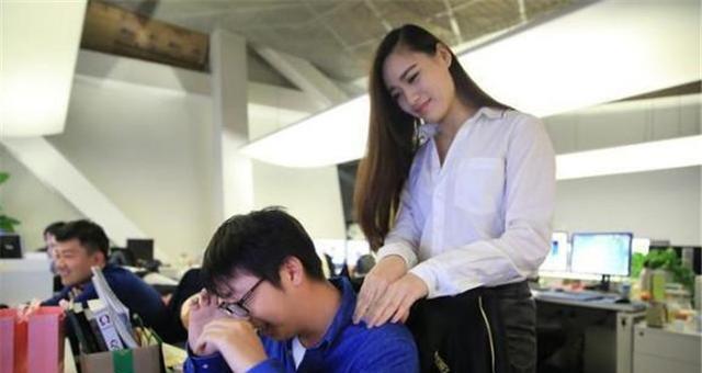 医生|“最佳男友”职业排行榜，公务员难进前三，榜首如今“最吃香”