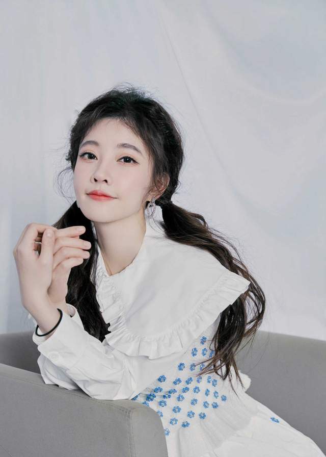 颜丙燕|生日会穿黑皮裙出席，穿十厘米短裙大秀长腿，身材好到令人羡慕