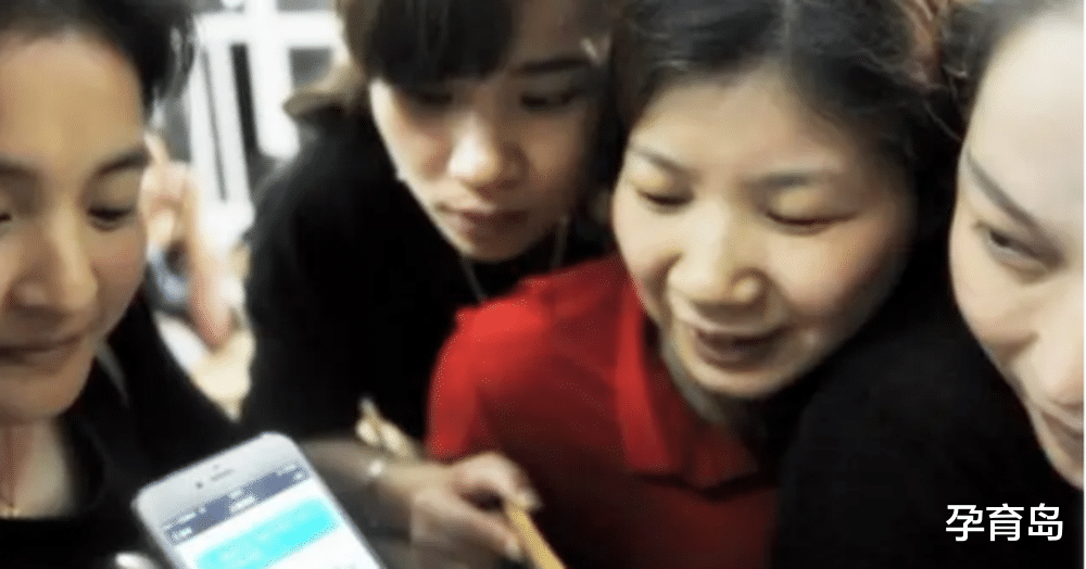 孕育岛|孩子开学第一天，“盯盯”家长上线，姿势统一集体趴墙外偷看