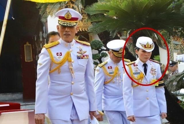 诗妮娜|功高盖主！20岁新宠提拉蓬站海报C位，泰王度假她成为唯一女主角