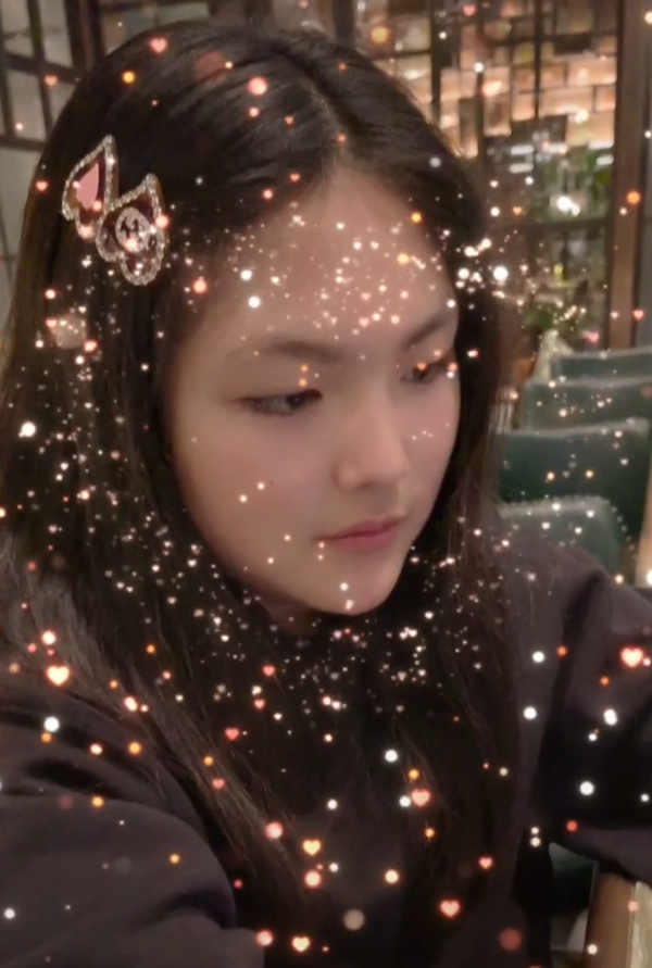 王诗龄|王诗龄未受父母离婚影响，开小号晒油画作品，曾一幅画拍卖高达十万