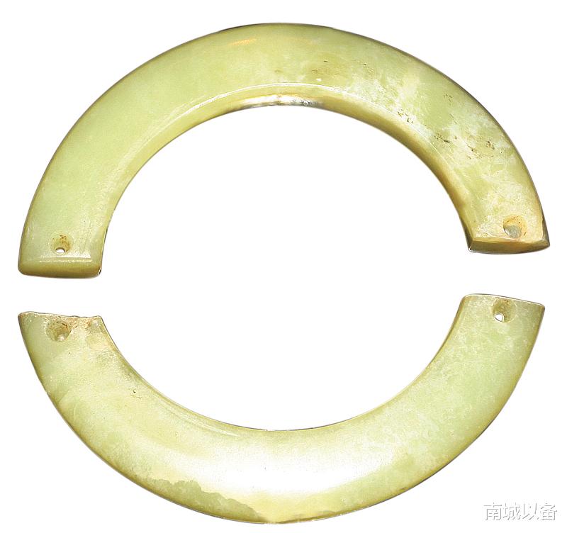 南城以备|前男友妈妈送我一对玉镯子，爸爸逼我跟前男友分手，十年后我知道了真相