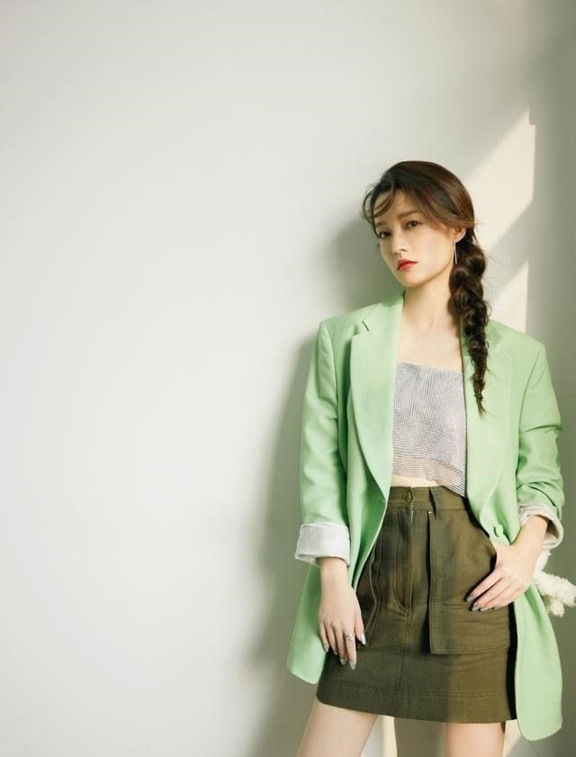 李沁|李沁“抹茶色路线”好甜，西服+短裙冷艳大气，脸色圆润更减龄