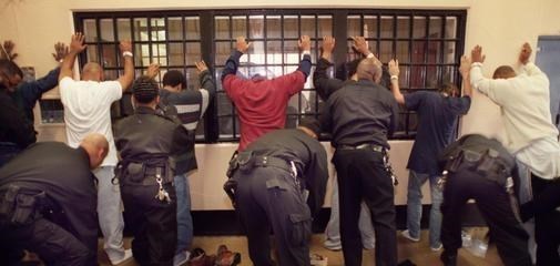 美国 美国黑老大监狱称王：13名狱警被收买，4名女警主动为他生孩子
