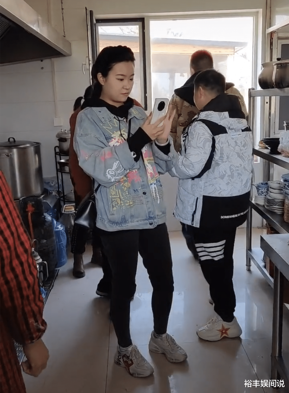 何云伟|何云伟现身农家乐，遭美女无视特尴尬，店老板晒合影遭网友唱衰