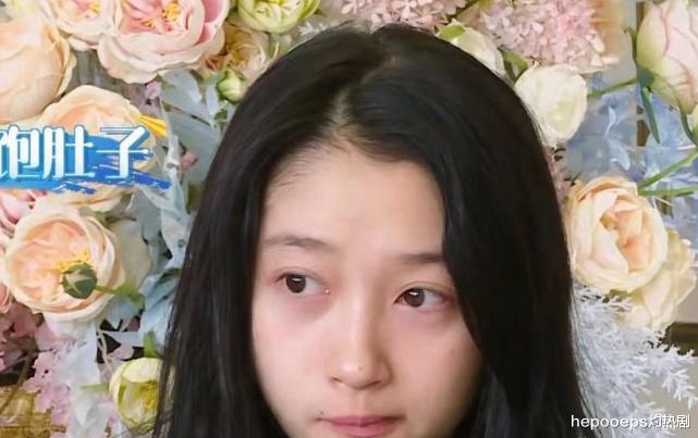 鞠婧祎|同样是“起床照”，关晓彤真实不做作，鞠婧祎却是精致妆容