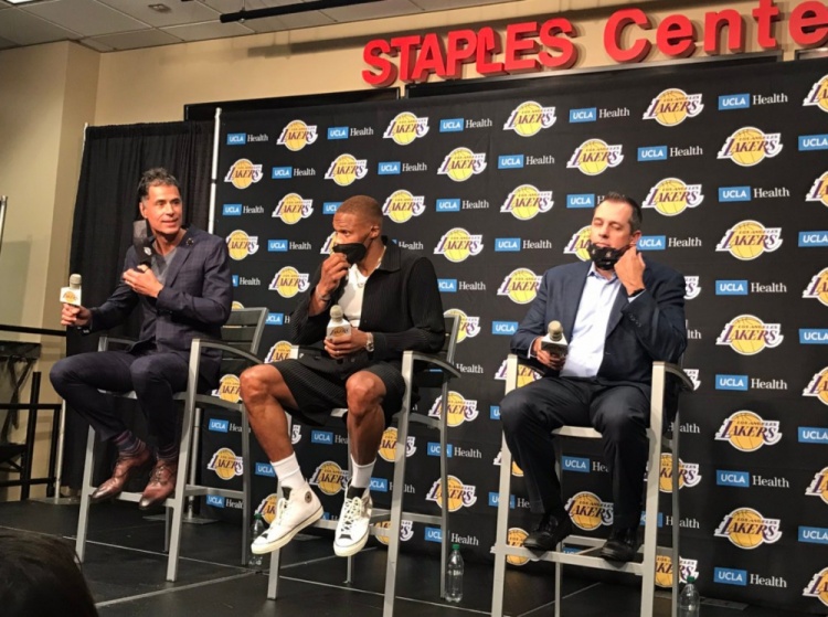 湖人队 振奋人心！湖人4换3交易完成之后，历史三双王正式亮相+霸气表态