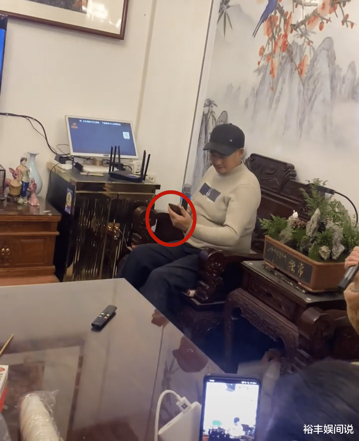 朱之文|陈亚男妈妈退还彩礼后大衣哥遭质疑，开心高歌，当众拿出智能手机