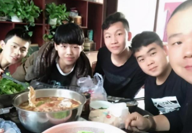 张子枫|岳云鹏在北京的豪宅,厨房还是水泥灶台,网友:不愧是河南的骄傲