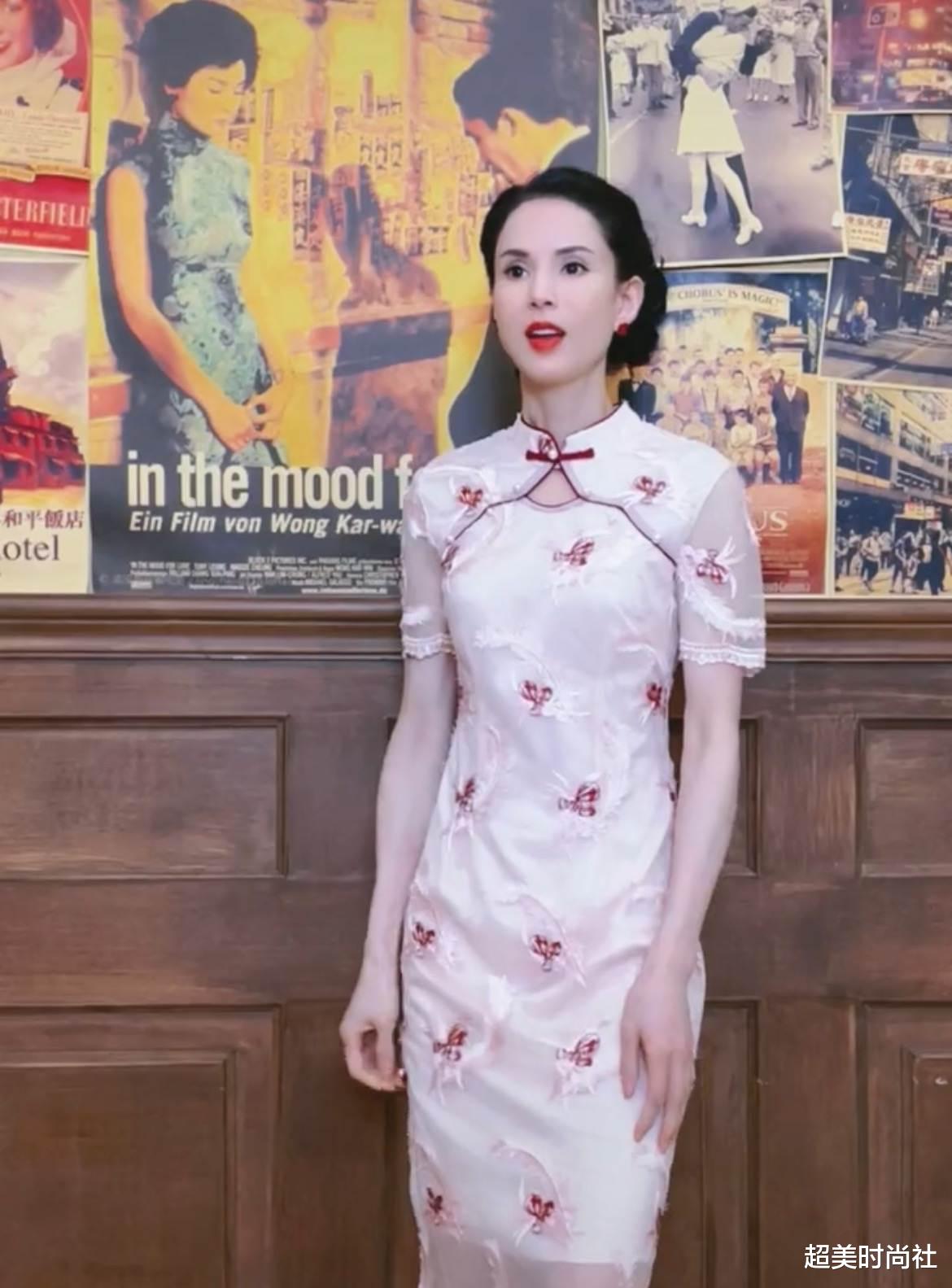 超美时尚社|55岁李若彤穿旗袍吃火锅,拿筷子当发簪有创意,扎丸子头太减龄