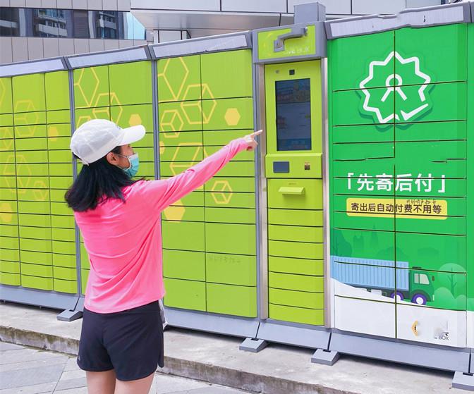 方脸妹说时尚|米雪畅游“华为”欧洲小镇，四穿旧衣玩得欢，66岁原地转圈圈好美