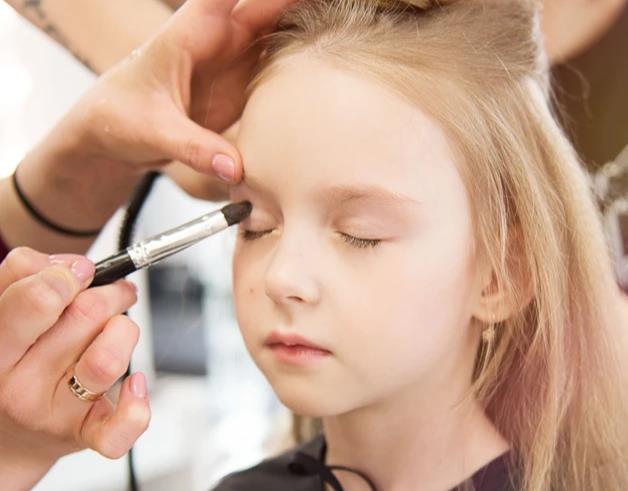 眼影 两岁的宝宝照相,妈妈要求化妆?网友:得不偿失!