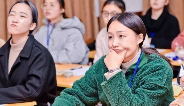 教师|中小学教师迎来坏消息,学校招聘教师门槛提高,师范生要早做准备