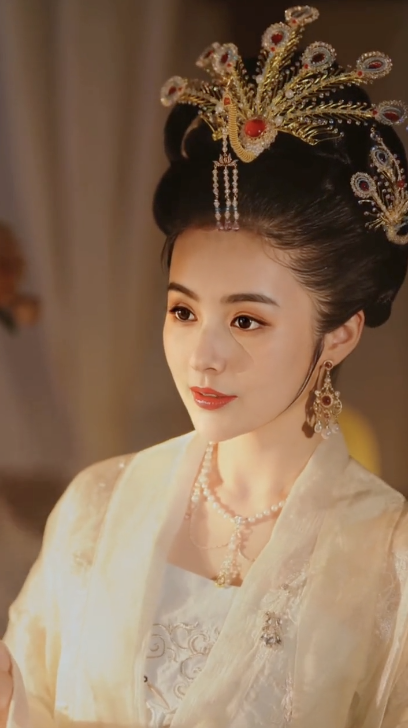 胡可|方媛七夕穿古装韵味足，仿若天外飞仙超惊艳，扮相不逊于明星演员